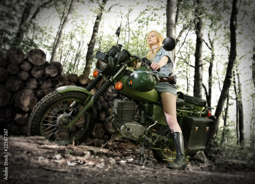 Motorradfahrerin Armee 1
