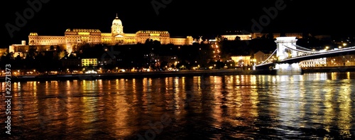 Budapalast und Kettenbrücke in Budapest an der Donau