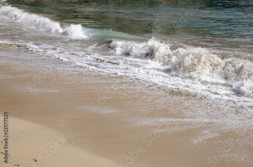 Wellen am Sandstrand