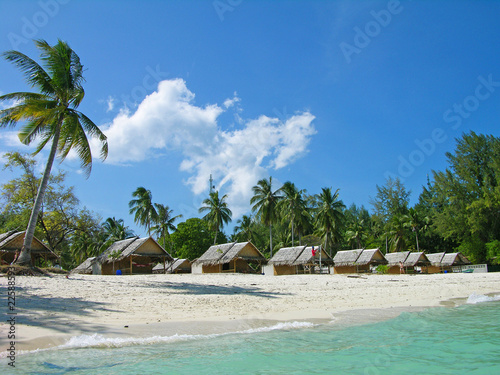 Fototapeta Naklejka Na Ścianę i Meble -  Bungalows on the Sunrise beach, Lipe island, Thailand