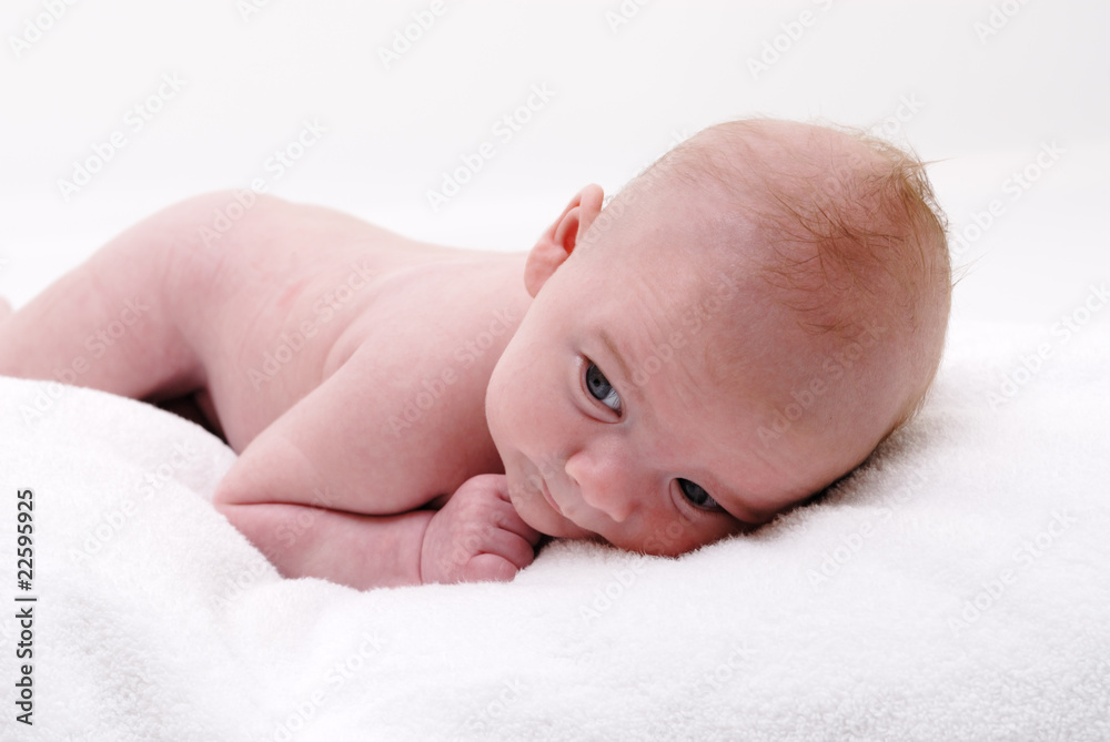 bébé nu couché sur le ventre Stock Photo | Adobe Stock