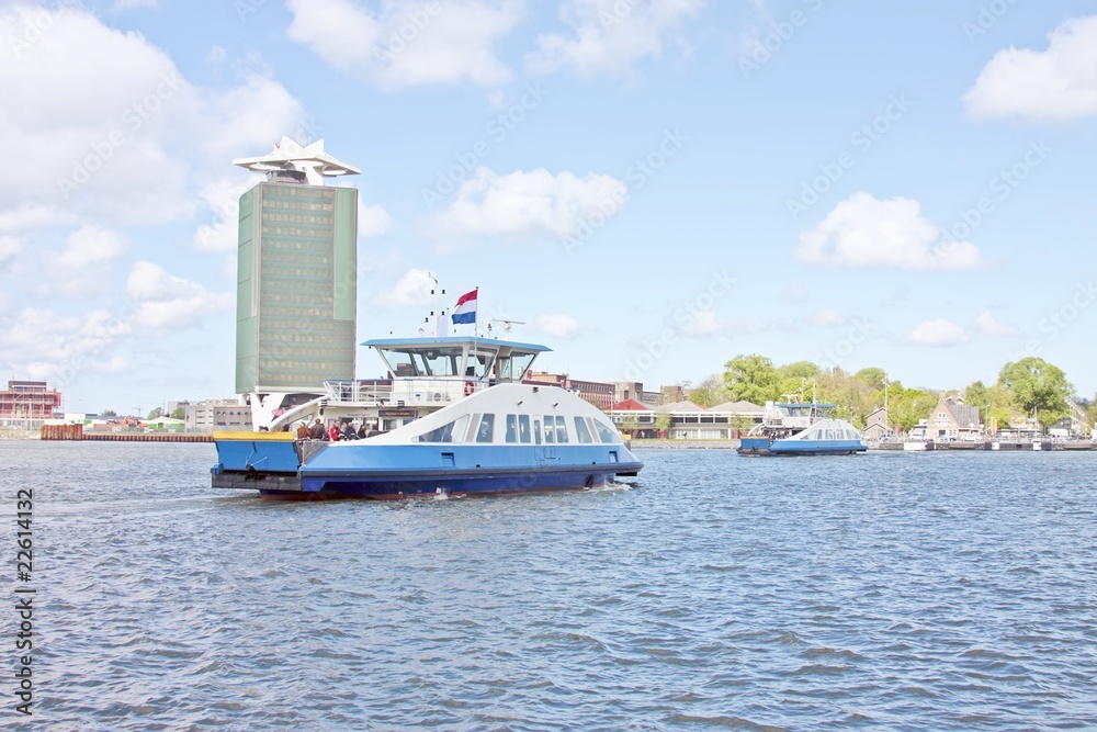 Fototapeta premium Promy na IJ w Amsterdamie w Holandii