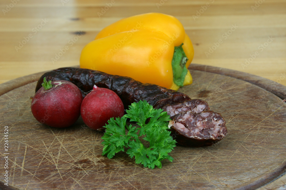 Brettljause mit Hirschsalami aufgeschnitten Brettljause mit Hirschsalami aufgeschnitten
