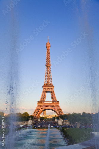 Eiffel tower behind Trocadero fountains, under last rays of sun