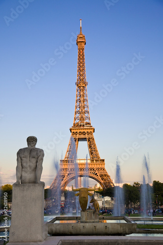 Eiffel tower at sunset, behind Trocadero fountains and statues © Jose Ignacio Soto