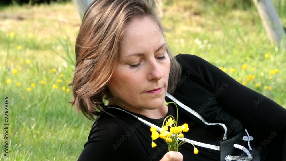femme composant son bouquet de boutons d'or