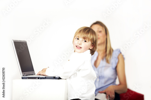 Junge am Computer