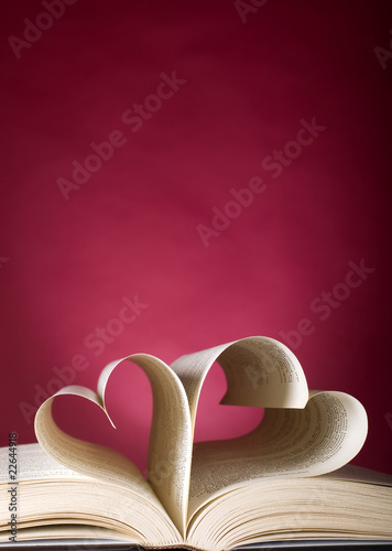 Obraz na płótnie Opened book and heart shape w salonie