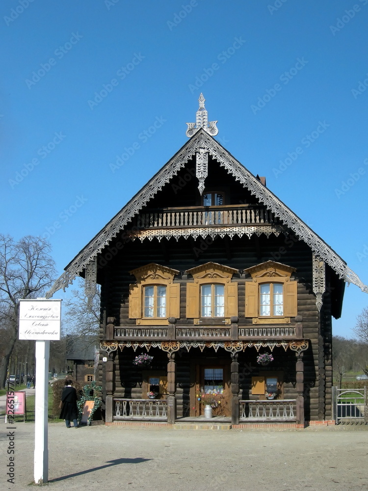 Fototapeta premium Potsdam, Russisches Holzhaus