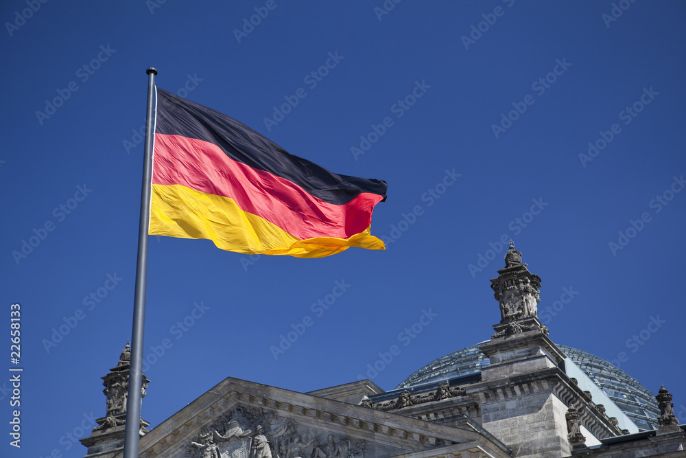 die deutsche Fahne über dem Reichstag