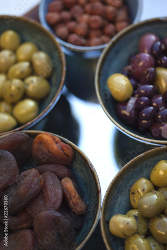 Olives, fruits secs et apéritif au bistrot