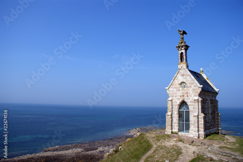 Canvas-taulu A little chapel next to sea in Bretagne