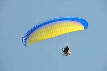 Fotobehang Luchtsport Paraglider glijdt door open hemel  © stefanov764