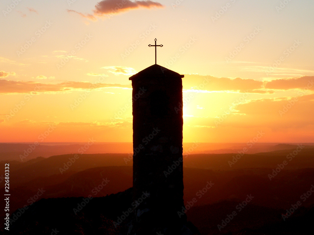 Croix dans le soleil couchant