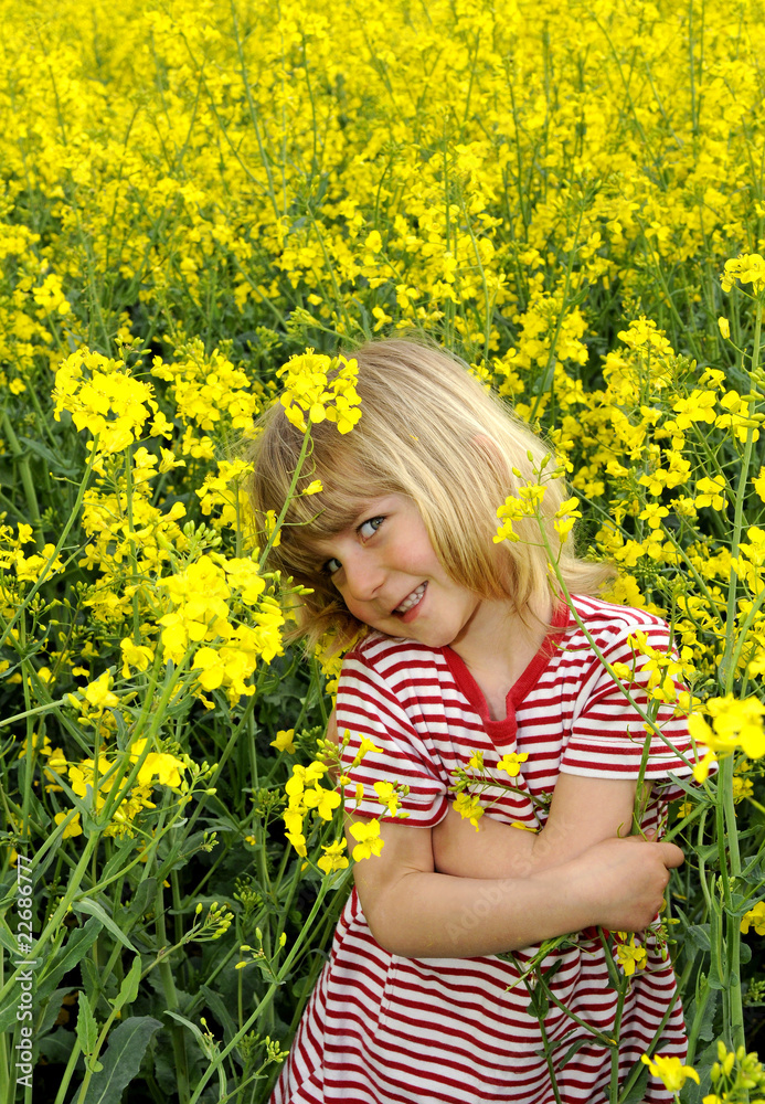 Kleines Mädchen im Rapsfeld Kleines Mädchen im Rapsfeld