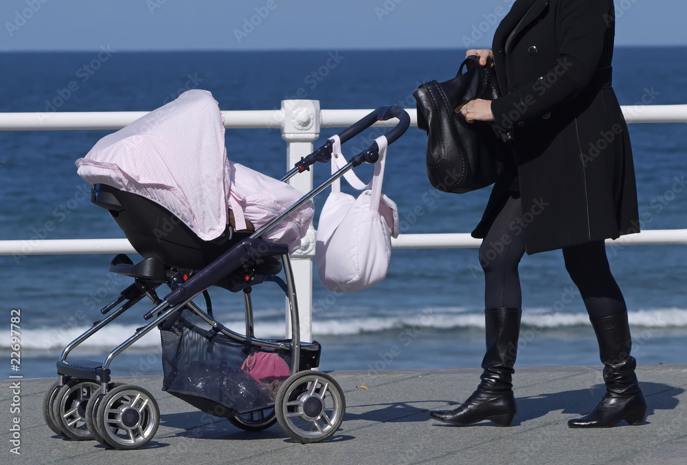 Obraz premium Madre con cochecito bebé