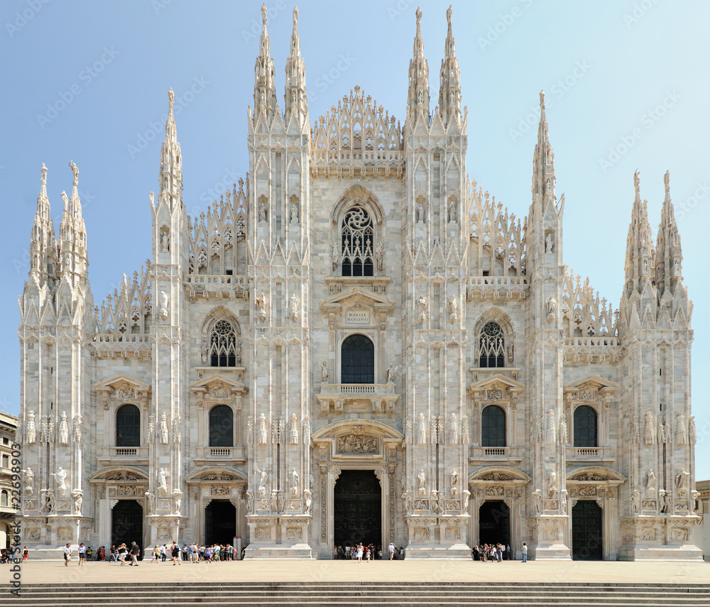 Fototapeta premium Fasada katedry w Mediolanie (Duomo), Lombardia, Włochy