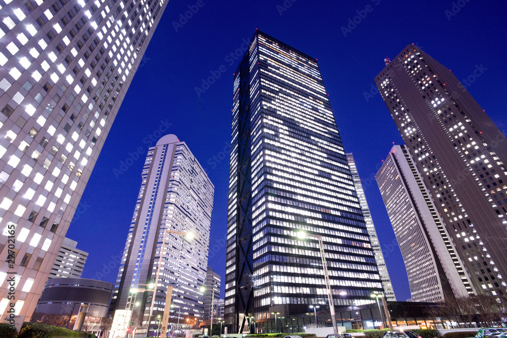 Fototapeta premium Shinjuku wieżowiec ulicy w nocy