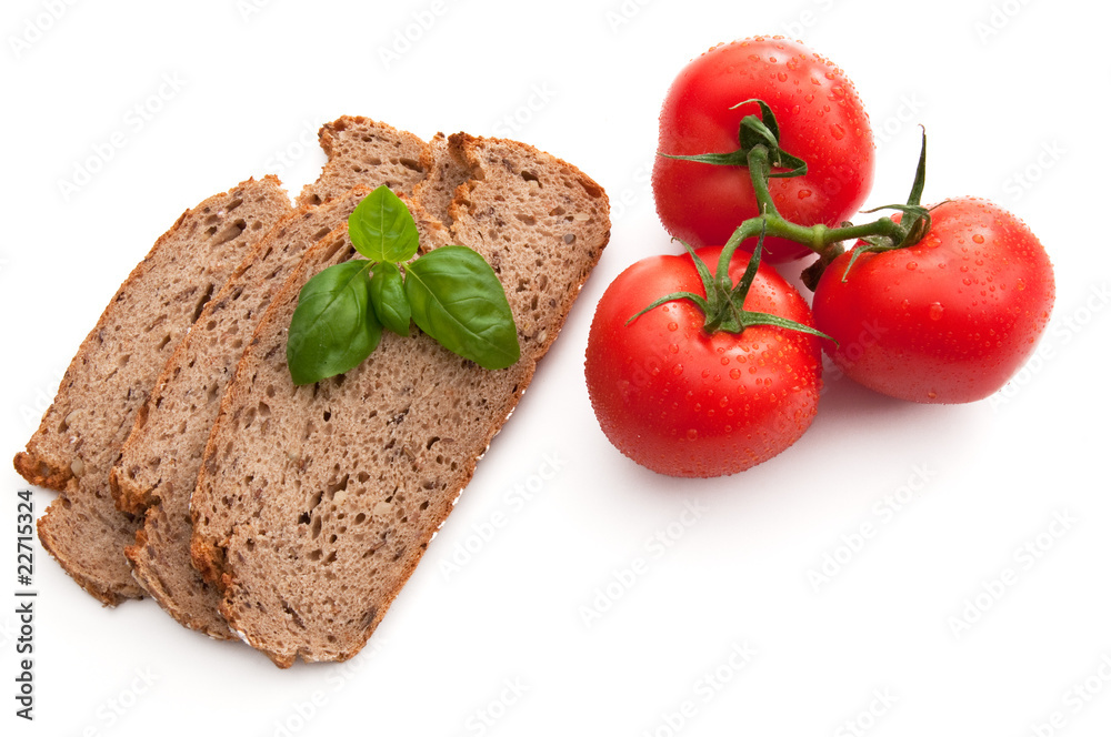 Frisches Mehrkornbrot, Basilikum und Tomaten