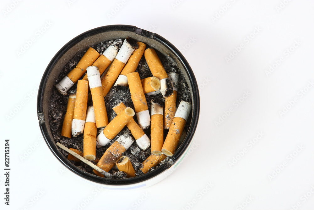 Aschenbecher voll mit Zigaretten Stock-Foto | Adobe Stock