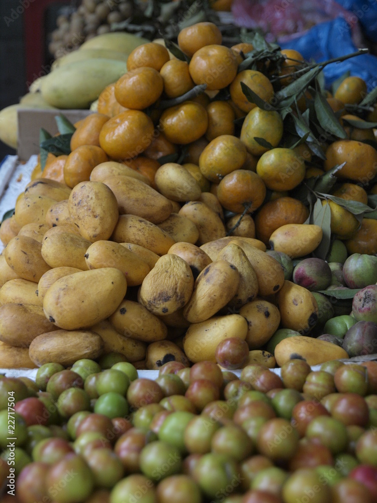 Fruta tropical en mercado callejero en Sapa (Vietnam) Fruta tropical en mercado callejero en Sapa (Vietnam)