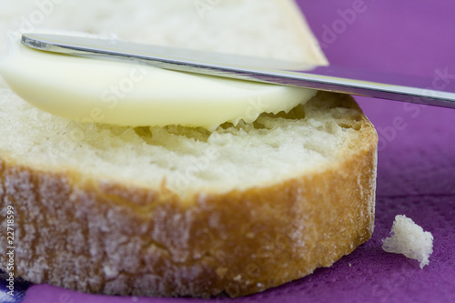 Brot mit Butter bestreichen photo