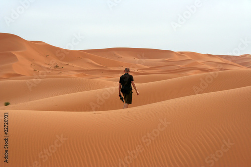 Einsamer Wanderer im Erg Chebbi, Marokko © Rolf Langohr