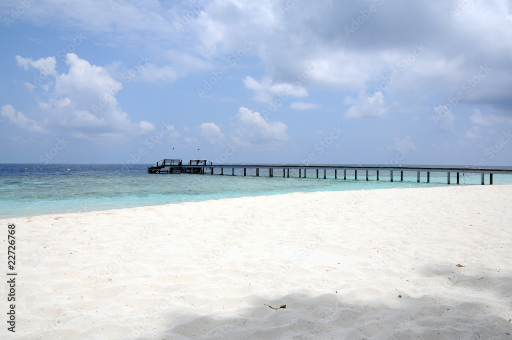 pontile su di una spiaggia delle maldive