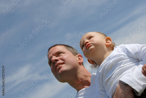 Vater und Sohn - nach oben schauen -