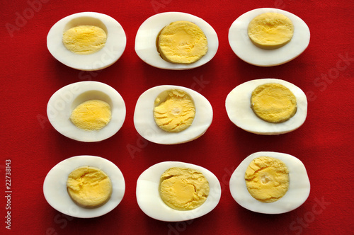gotowane jajka na czerwonym