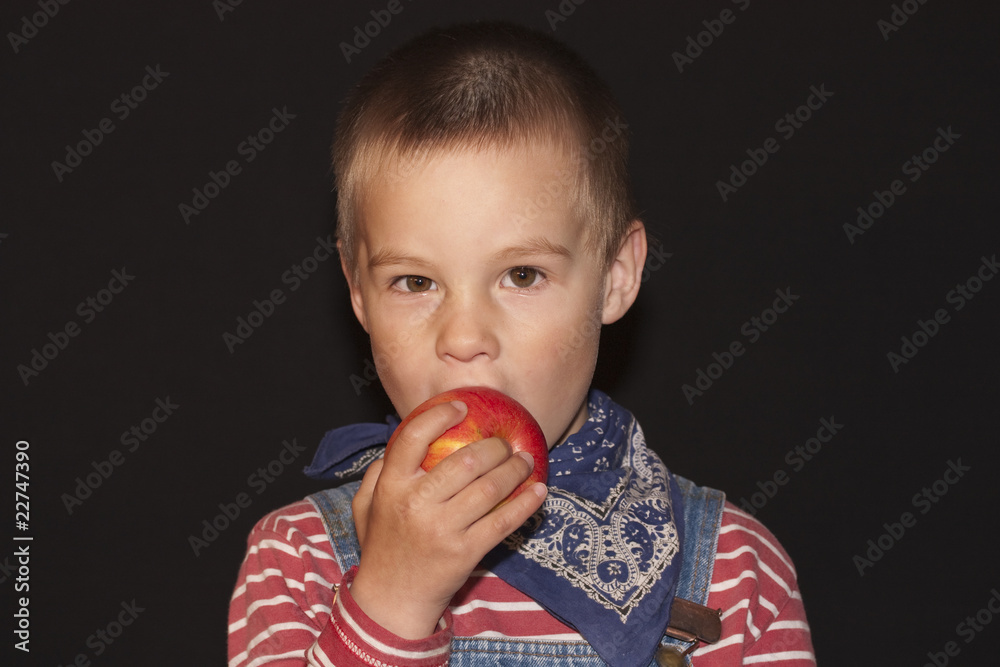 Junge beim Apfelessen Junge beim Apfelessen