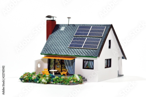 Panneaux phovoltaïques sur le toit d'une maison.