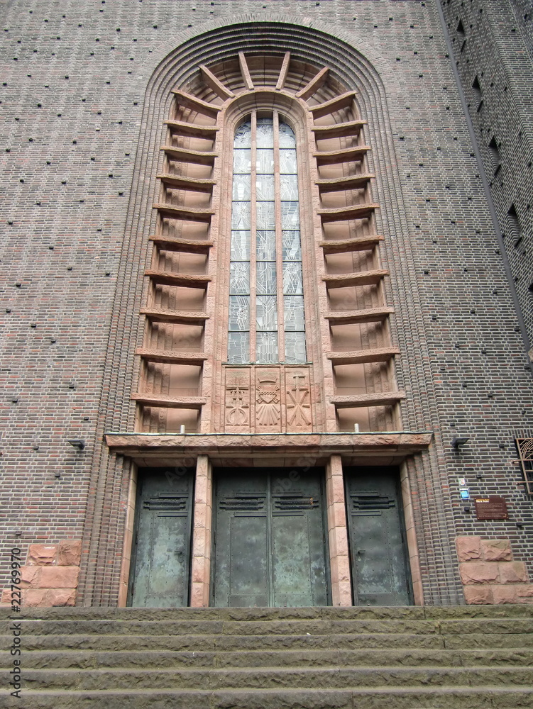 Obraz premium Kunstvolles Eingangsportal Herz-Jesu-Kirche in Bottrop
