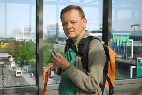 Blinder Mann beim Abspielen eines Memo auf dem Diktiergerät