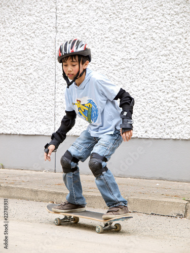child skateboarding with helmet, knee pads & elbow protection