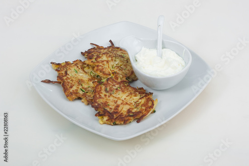 Kartoffel-Zucchini-Reibekuchen mit Dip photo