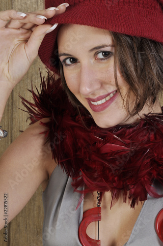 ragazza sorriso cappello collana boa piume photo