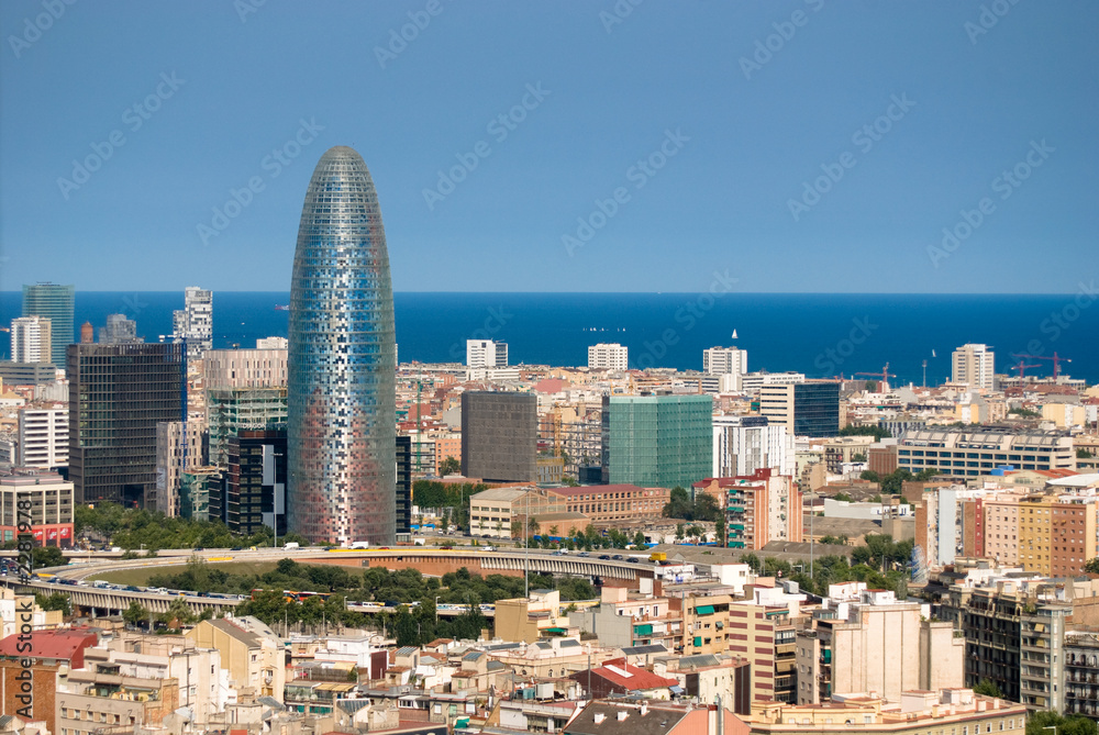 Obraz premium Overlooking the city of Barcelona in front of the Agbar Tower