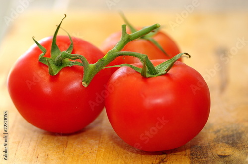 trois tomates fraiches