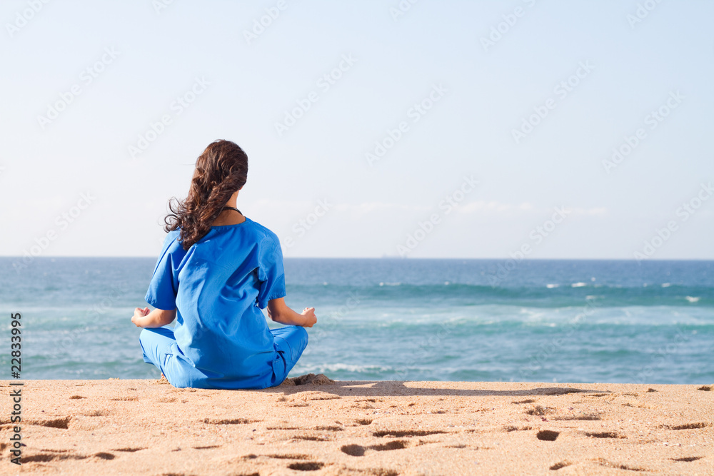 Fototapeta premium nurse meditating on beach