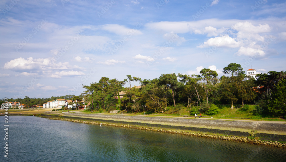 Fototapeta premium lac et église d'hossegor