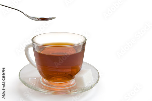 чашка с чаем с блюдцем и ложкой