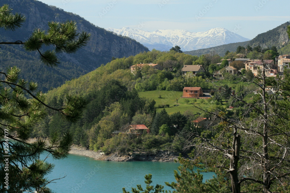 Village, lac montagne Verdon