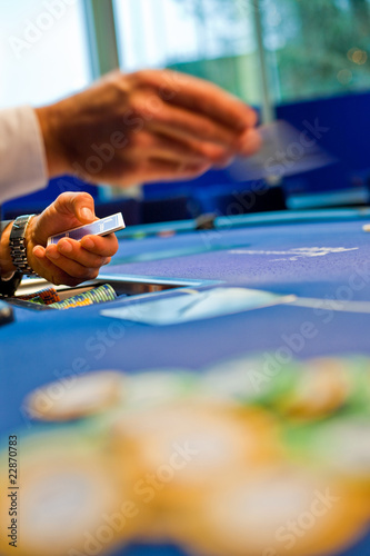 Croupier verteilt Pokerkarten photo