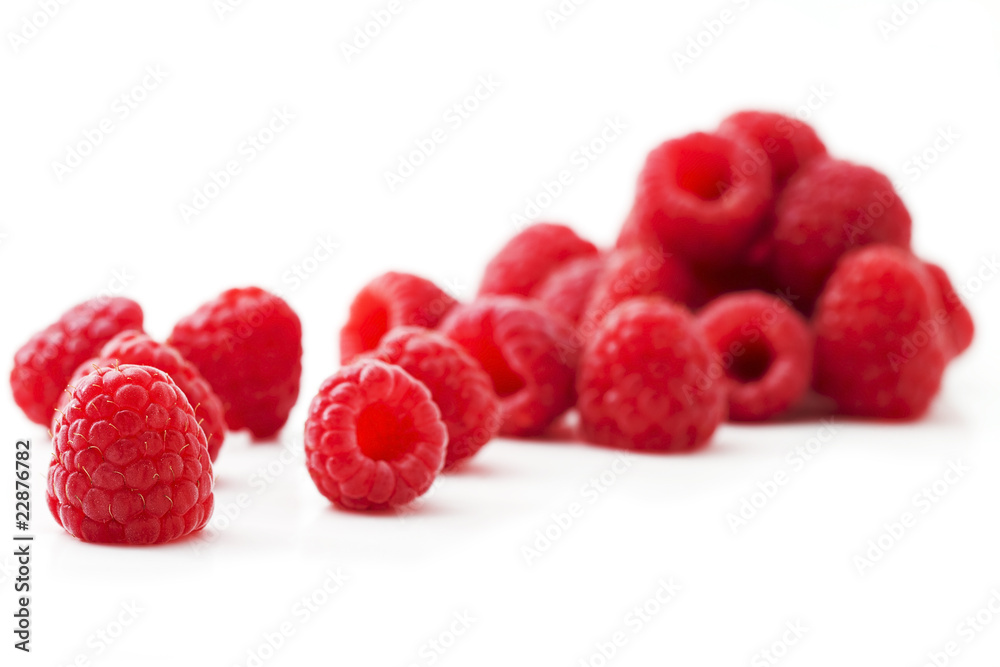 ein paar Himbeeren auf weißem Hintergrund ein paar Himbeeren auf weißem Hintergrund