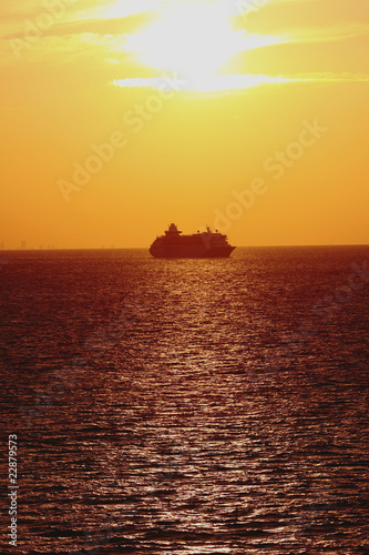 tramonto con nave da crociera