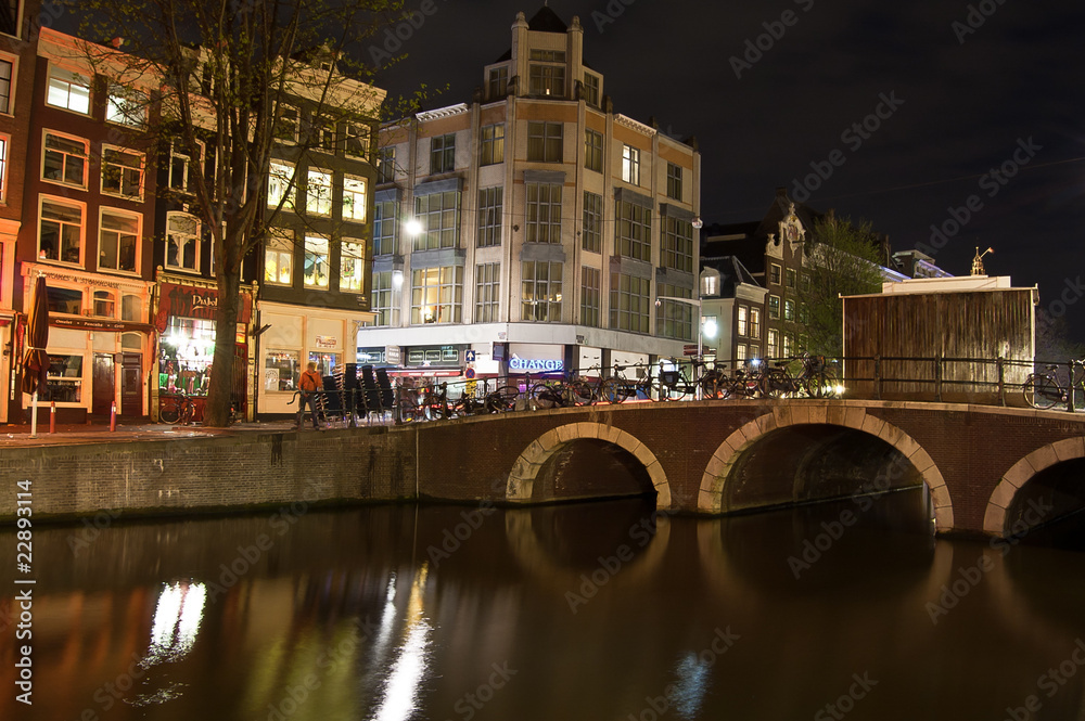 Obraz premium Canal à Amsterdam de nuit au Quartier Rouge