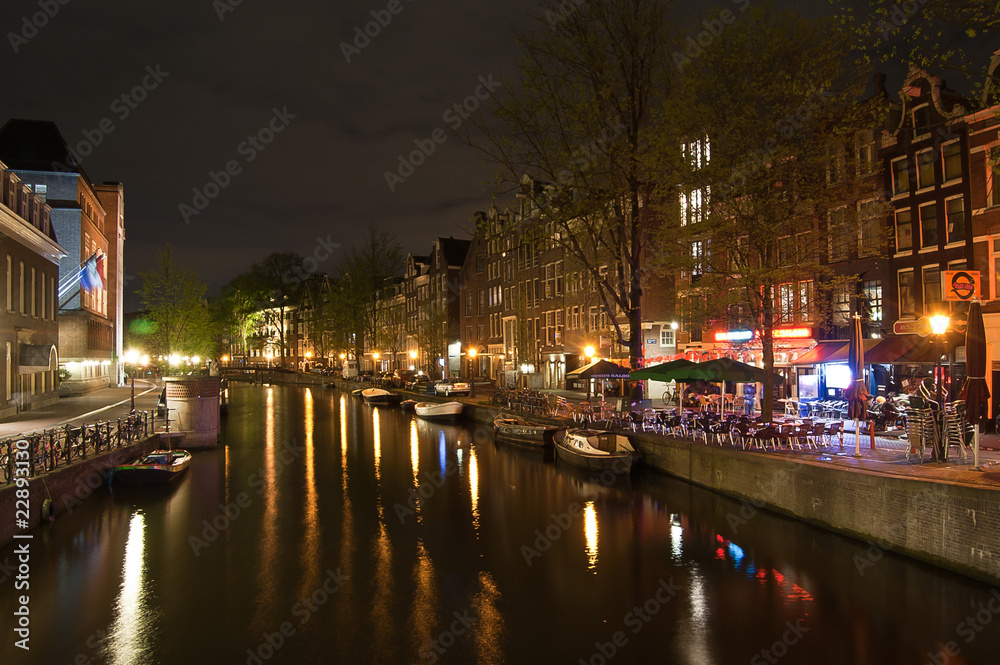 Canal à Amsterdam de nuit au Quartier Rouge