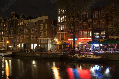 Canal à Amsterdam de nuit au Quartier Rouge © Alexi Tauzin