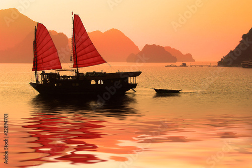 Canvas Print Jonque dans la baie d'Halong, soleil couchant - Vietnam